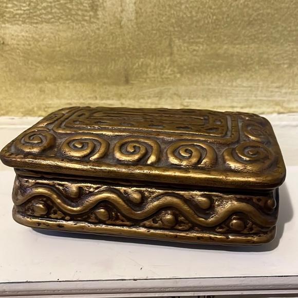 Ceramic trinket/jewelry box with matching lid - Picture 2 of 9